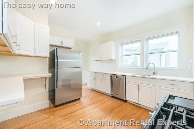 4 bed, 2 bath apartment for rent at 299-301 Alewife Brook Pkwy Unit 2, Tufts — photo 3 of 22