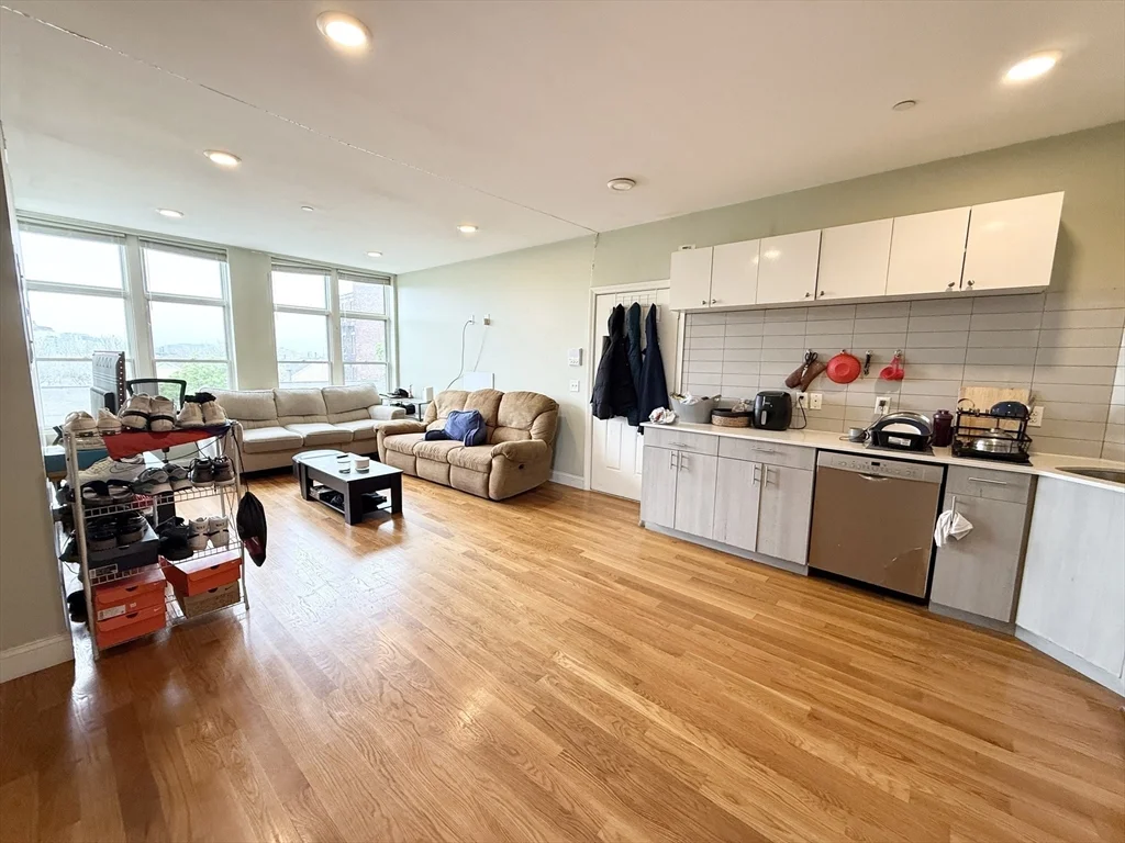 3 bed, 2 bath apartment for rent at 299 Dudley Unit 7, Roxbury — photo 2 of 8