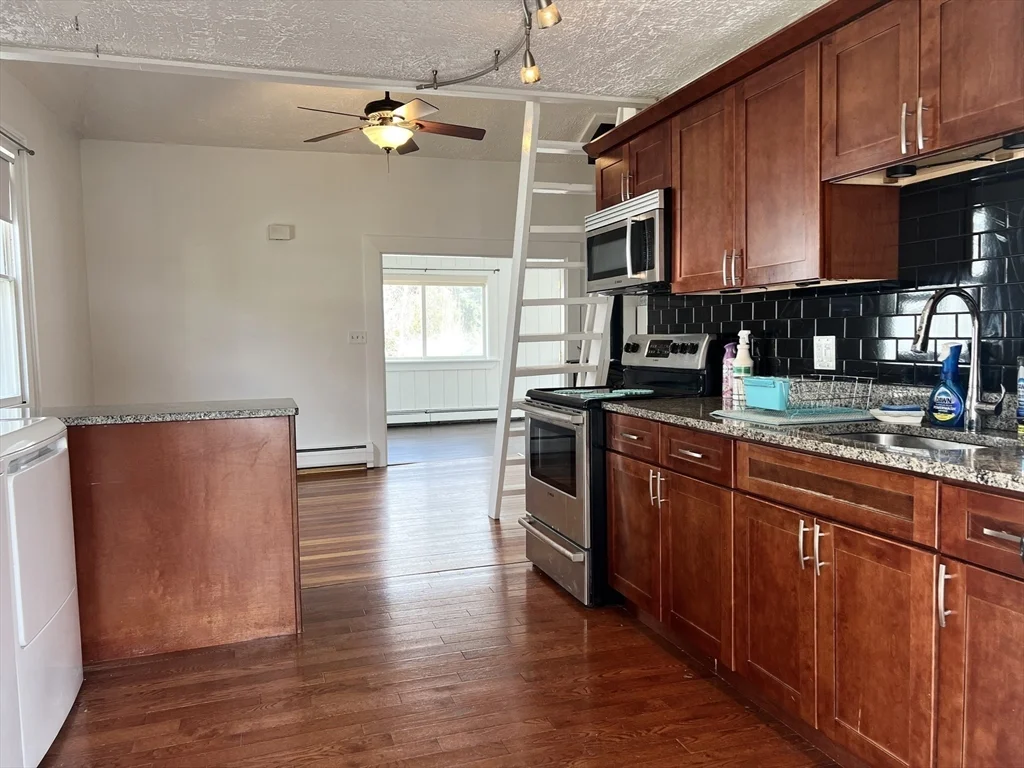 2 bed, 1 bath apartment for rent at 29R Cutler Unit 1, Winthrop — photo 9 of 20