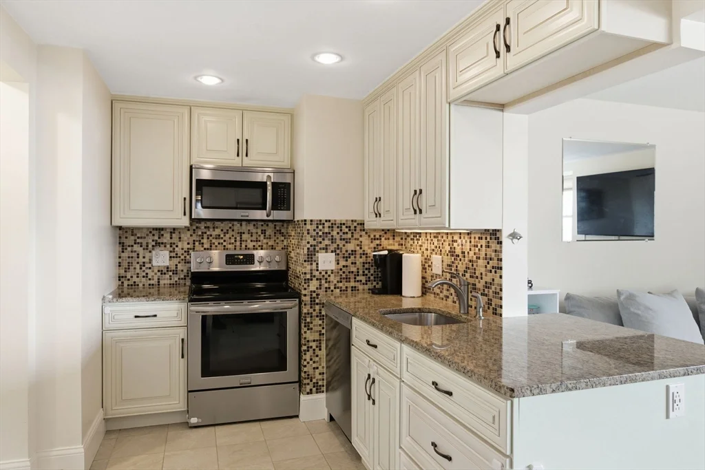 2 bed, 1 bath apartment for rent at 3-11 Dorchester St Unit 2, Quincy — photo 6 of 11