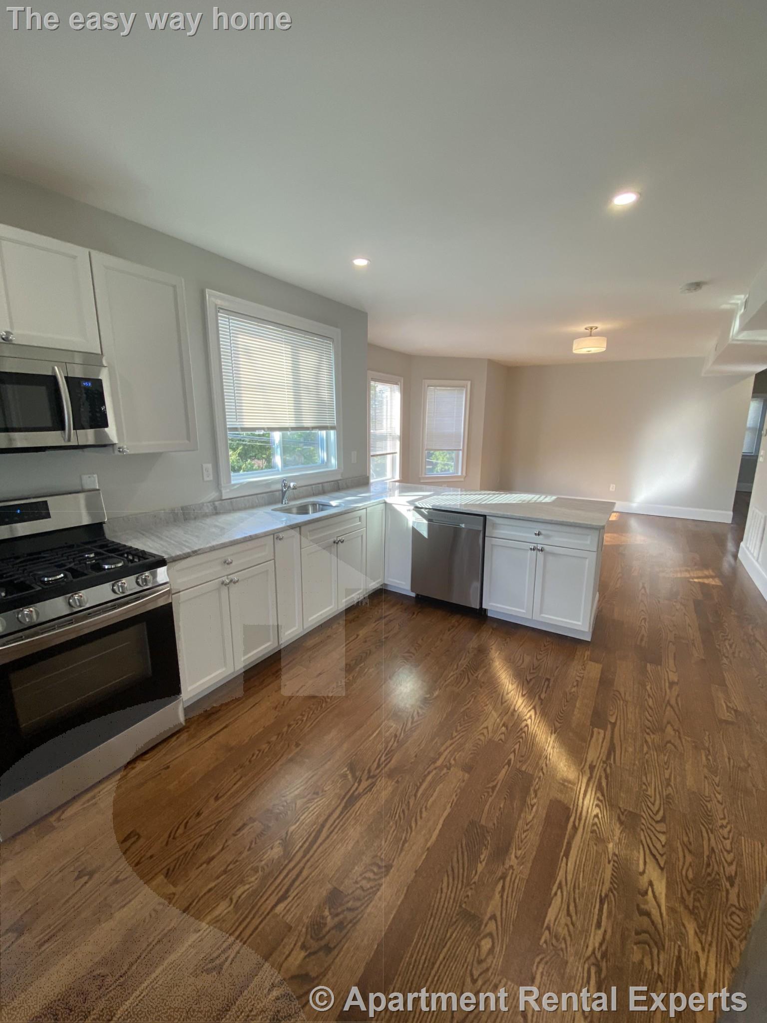 6 bed, 4+ bath apartment for rent at 3 Hamilton Rd Unit 2, Teele Square — photo 4 of 30
