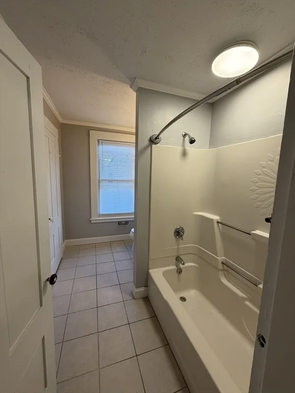 2 bed, 1 bath apartment for rent at 3-5 Locust Unit 3.5, Amesbury — photo 2 of 13