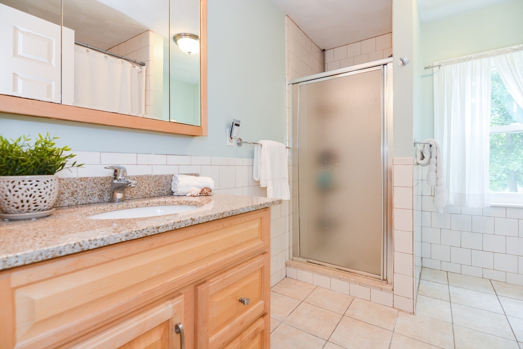 3 bed, 3 bath apartment for rent at 3 Abbot Ct Unit 0, Marblehead — photo 22 of 34