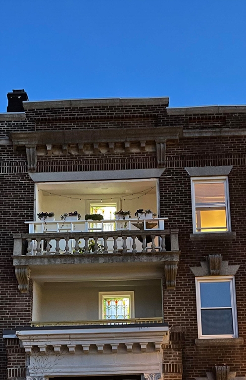 3 bed, 2 bath apartment for rent at 3 Alton Pl Unit 2, Coolidge Corner — photo 1 of 39