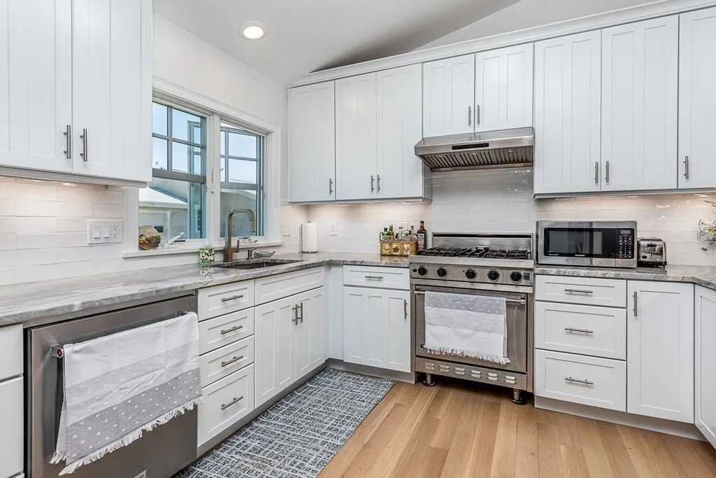 3 bed, 2 bath apartment for rent at 3 Bass Rock Ln, Marblehead — photo 10 of 27