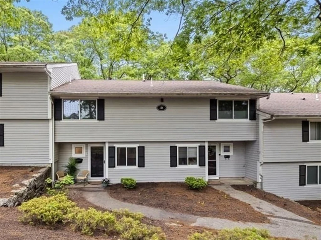 2 bed, 1 bath apartment for rent at 3 Beals Cove Rd Unit E, Hingham