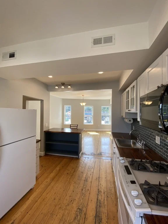 5 bed, 2 bath apartment for rent at 3 Bellevue Unit -, Waltham — photo 2 of 22
