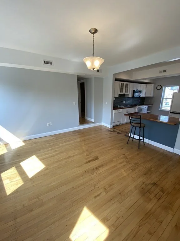 5 bed, 2 bath apartment for rent at 3 Bellevue Unit -, Waltham — photo 3 of 22
