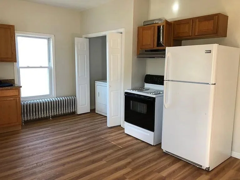 3 bed, 1 bath apartment for rent at 3 Belmont St Unit 2, Lowell — photo 4 of 15