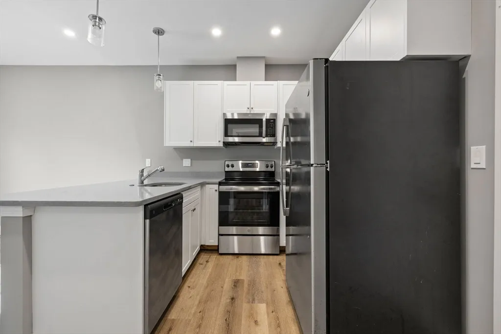 2 bed, 2 bath apartment for rent at 3 Burke Ln Unit 203, Wellesley — photo 3 of 23