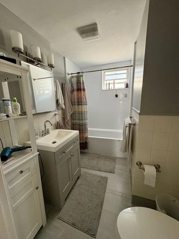 3 bed, 1 bath apartment for rent at 3 Carlisle St Unit 3, Wellington-Harrington — photo 8 of 11