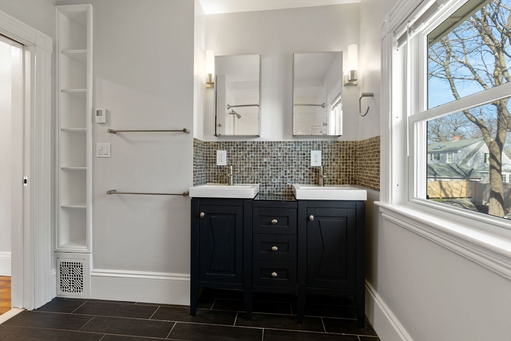 3 bed, 1 bath apartment for rent at 3 Clifford Ave Unit B, Beverly — photo 4 of 41
