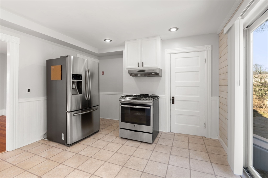 3 bed, 1 bath apartment for rent at 3 Clifford Ave Unit B, Beverly — photo 14 of 41