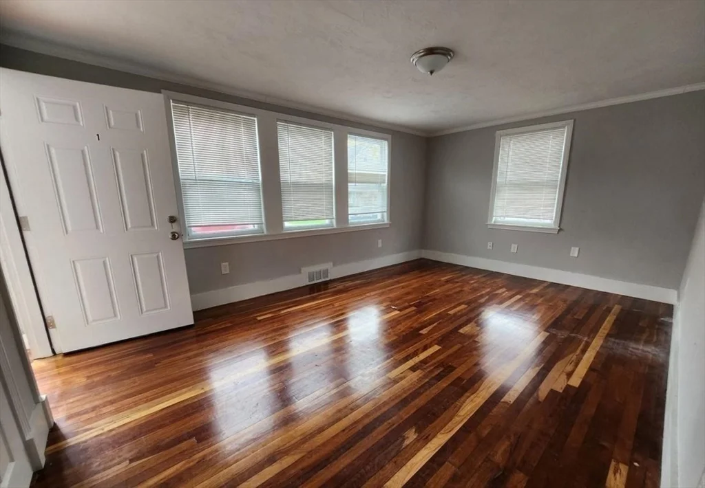 3 bed, 1 bath apartment for rent at 3 Clifford St Unit 1, Hyde Park — photo 2 of 8