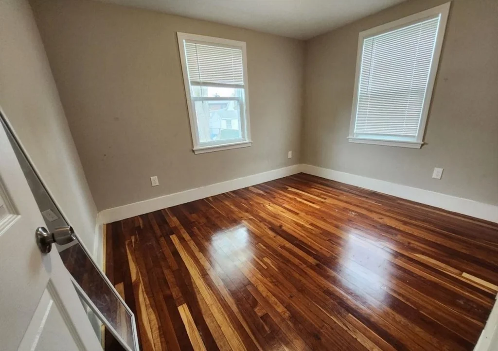 3 bed, 1 bath apartment for rent at 3 Clifford St Unit 1, Hyde Park — photo 6 of 8