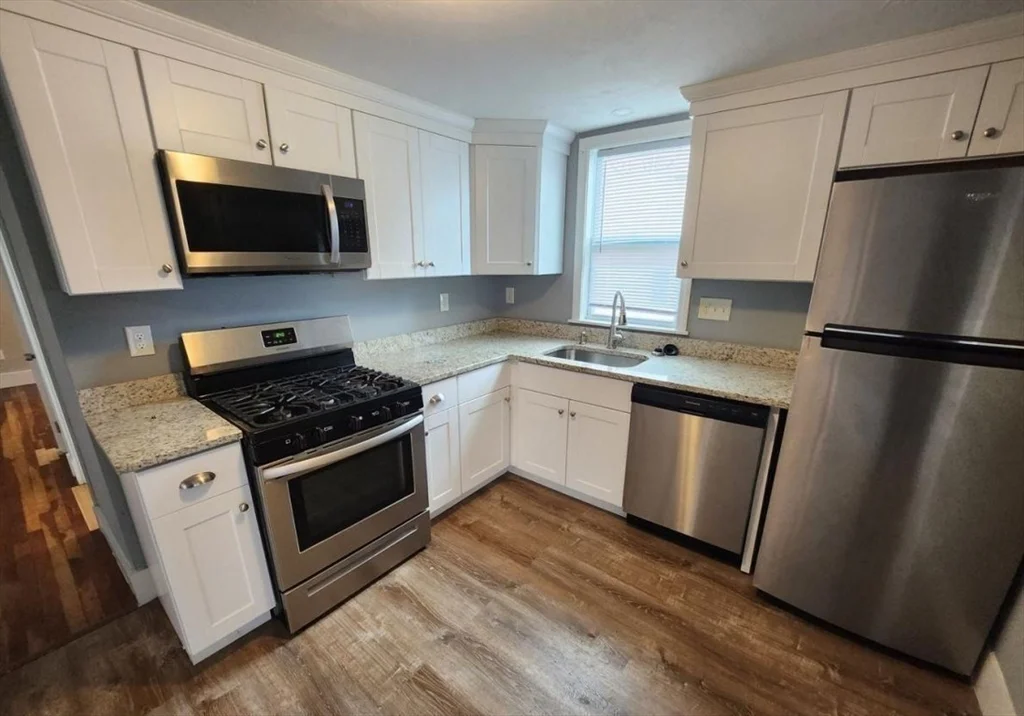 3 bed, 1 bath apartment for rent at 3 Clifford St Unit 1, Hyde Park — photo 3 of 8