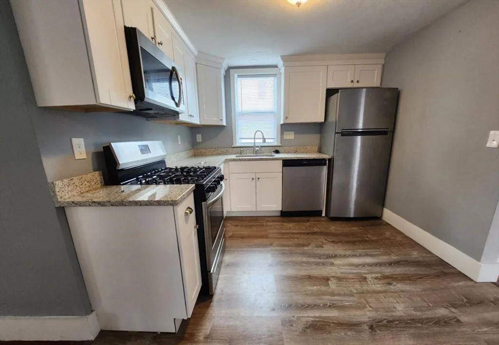 3 bed, 1 bath apartment for rent at 3 Clifford St Unit 1, Hyde Park — photo 4 of 8