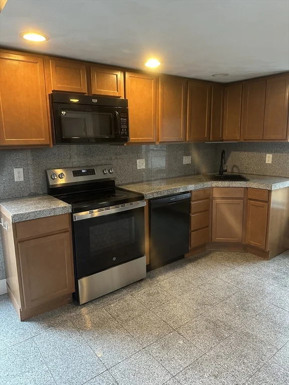 2 bed, 2 bath apartment for rent at 3 Commercial St Unit 2, Marblehead — photo 2 of 22