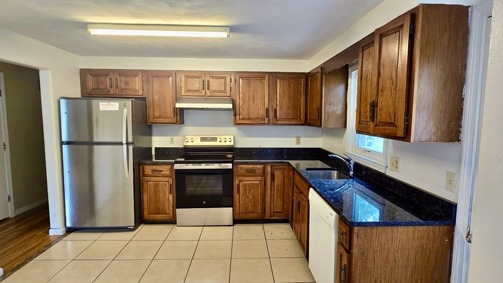 3 bed, 2 bath apartment for rent at 3 Concord Rd, Shrewsbury — photo 10 of 24