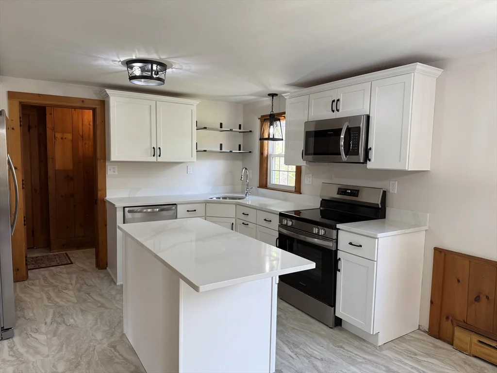 3 bed, 2 bath apartment for rent at 3 Crescent St Unit 3, West Bridgewater — photo 4 of 31