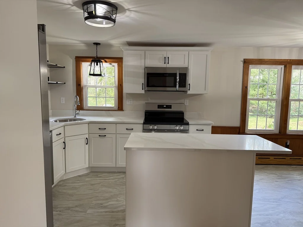 3 bed, 2 bath apartment for rent at 3 Crescent St Unit 3, West Bridgewater — photo 3 of 31