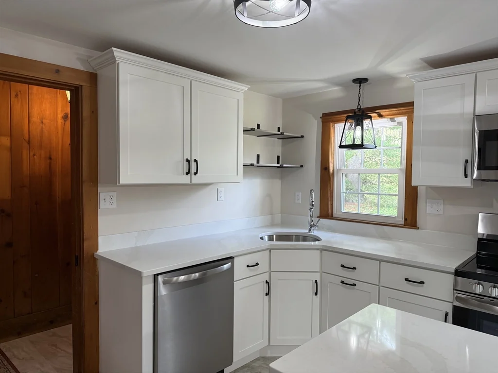 3 bed, 2 bath apartment for rent at 3 Crescent St Unit 3, West Bridgewater — photo 2 of 31
