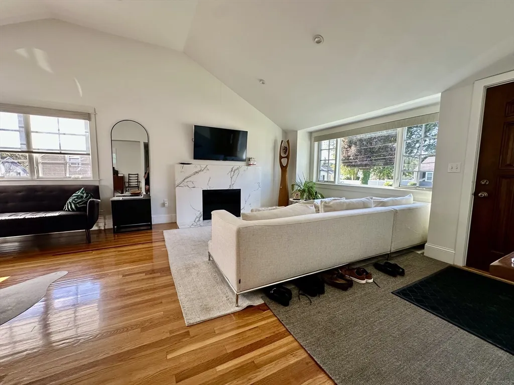 4 bed, 2 bath apartment for rent at 3 Day Circle, Woburn — photo 4 of 42