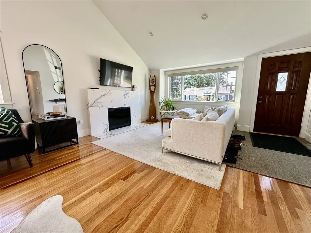 4 bed, 2 bath apartment for rent at 3 Day Circle, Woburn — photo 3 of 42
