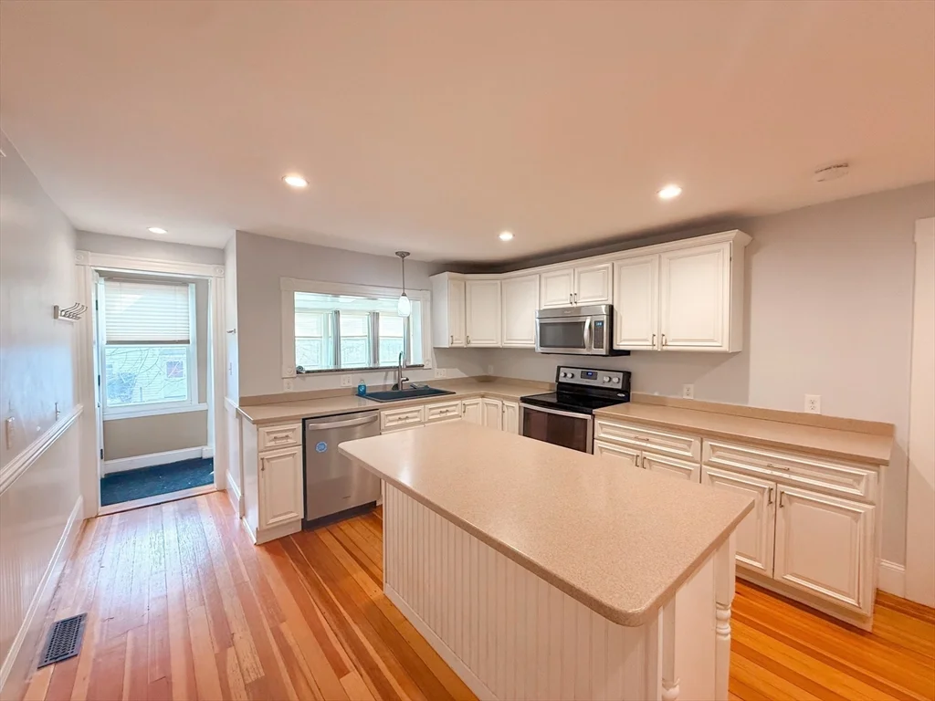 3 bed, 2 bath apartment for rent at 3 Elm St Unit 1, Natick — photo 3 of 16