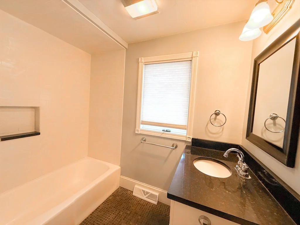 3 bed, 2 bath apartment for rent at 3 Elm St Unit 1, Natick — photo 6 of 16