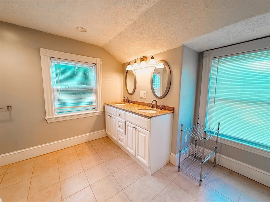 3 bed, 2 bath apartment for rent at 3 Elm St Unit 2, Natick — photo 10 of 16