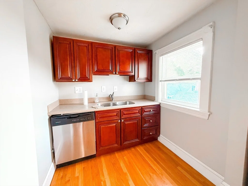 3 bed, 2 bath apartment for rent at 3 Elm St Unit 2, Natick — photo 3 of 16