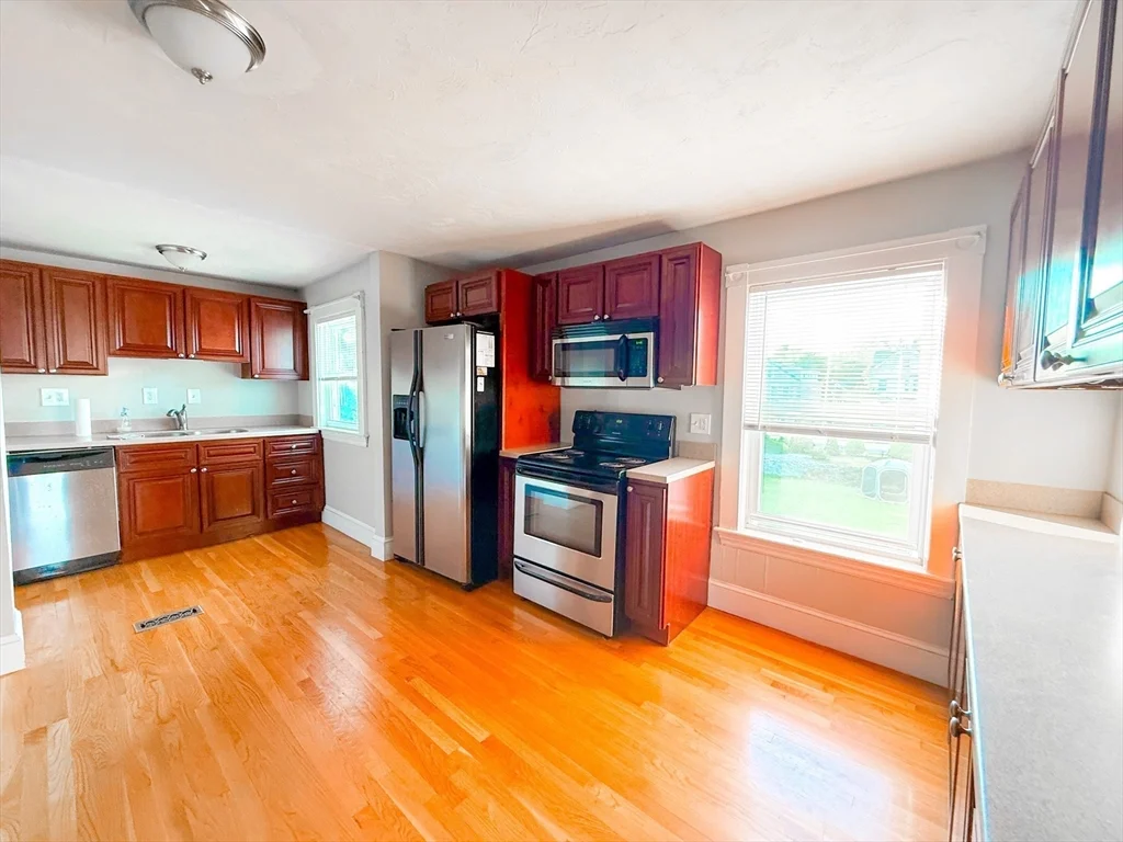 3 bed, 2 bath apartment for rent at 3 Elm St Unit 2, Natick — photo 2 of 16