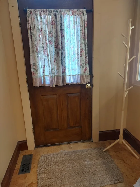 Studio bed, 1 bath apartment for rent at 3 Elm Unit left, Framingham — photo 1 of 8