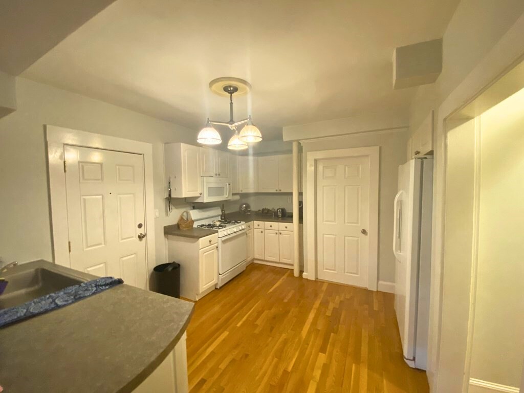 2 bed, 1 bath apartment for rent at 3 Euston Unit B, Brookline — photo 1 of 9