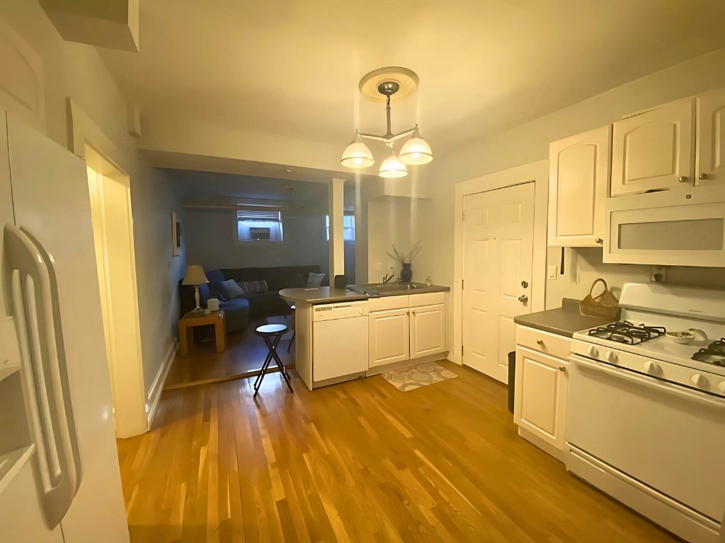 2 bed, 1 bath apartment for rent at 3 Euston Unit B, Brookline — photo 3 of 9