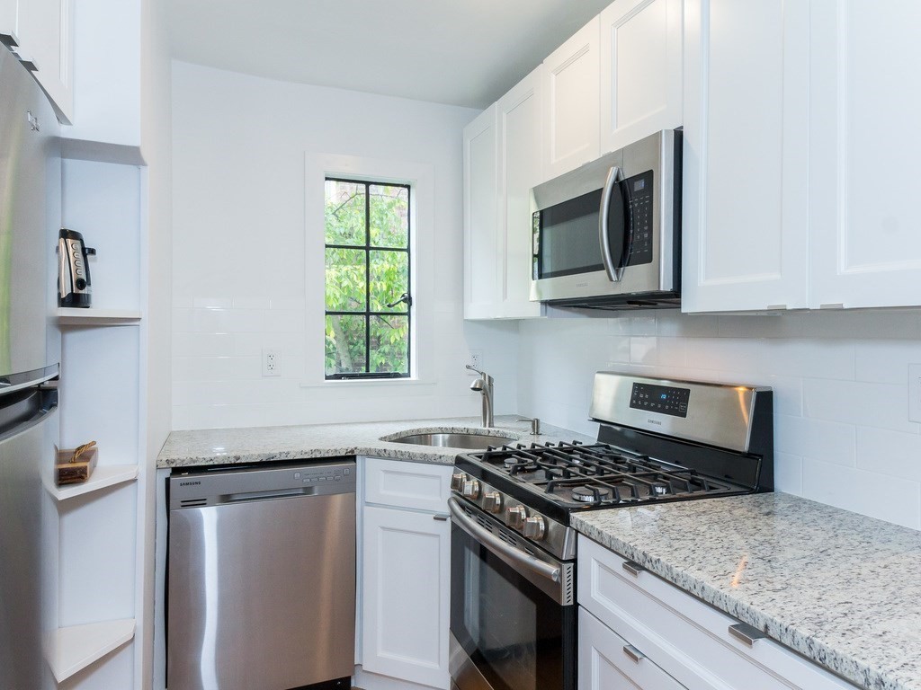 2 bed, 1 bath apartment for rent at 3 Everett St Unit 2, Baldwin — photo 4 of 10