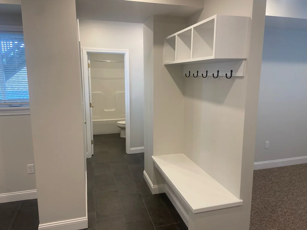 3 bed, 1 bath apartment for rent at 3 Friend Ct Unit 1, East Gloucester — photo 4 of 5