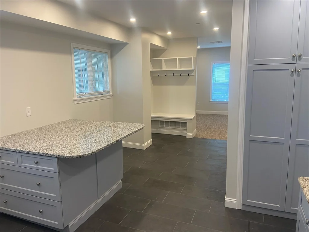 3 bed, 1 bath apartment for rent at 3 Friend Ct Unit 1, East Gloucester — photo 2 of 5