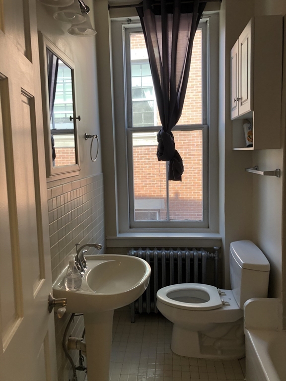 1 bed, 1 bath apartment for rent at 3 Gloucester Unit 9, Back Bay — photo 8 of 10