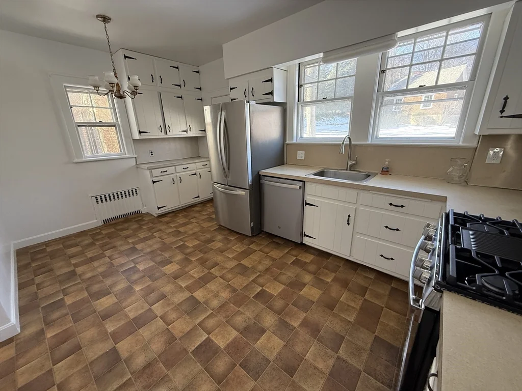 4 bed, 1 bath apartment for rent at 3 Greenough St, Coolidge Corner — photo 7 of 20