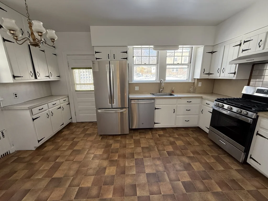 4 bed, 1 bath apartment for rent at 3 Greenough St, Coolidge Corner — photo 6 of 20