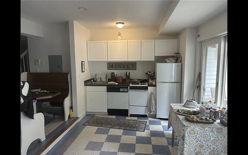 2 bed, 1 bath apartment for rent at 3 Hallick Unit 2, Plymouth — photo 3 of 6