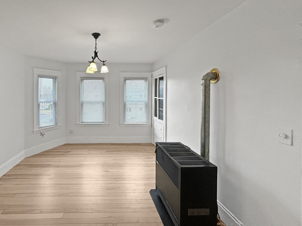 3 bed, 1 bath apartment for rent at 3 Henderson Ave Unit 3, Worcester — photo 4 of 13