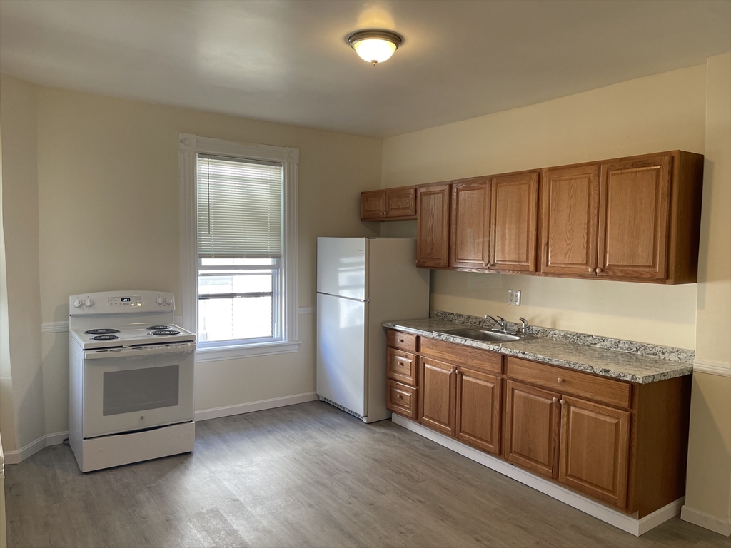 3 bed, 1 bath apartment for rent at 3 Hillside St Unit 2, Worcester — photo 2 of 6