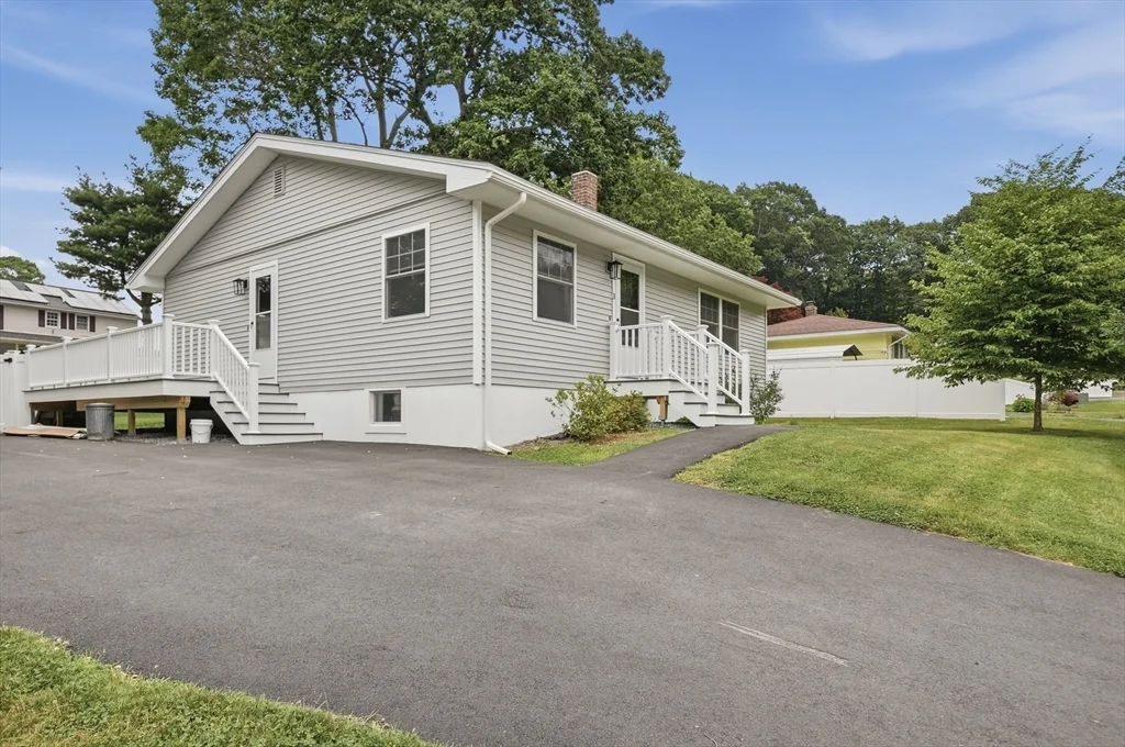4 bed, 1 bath apartment for rent at 3 Hingham Rd Unit 1, Worcester — photo 3 of 35
