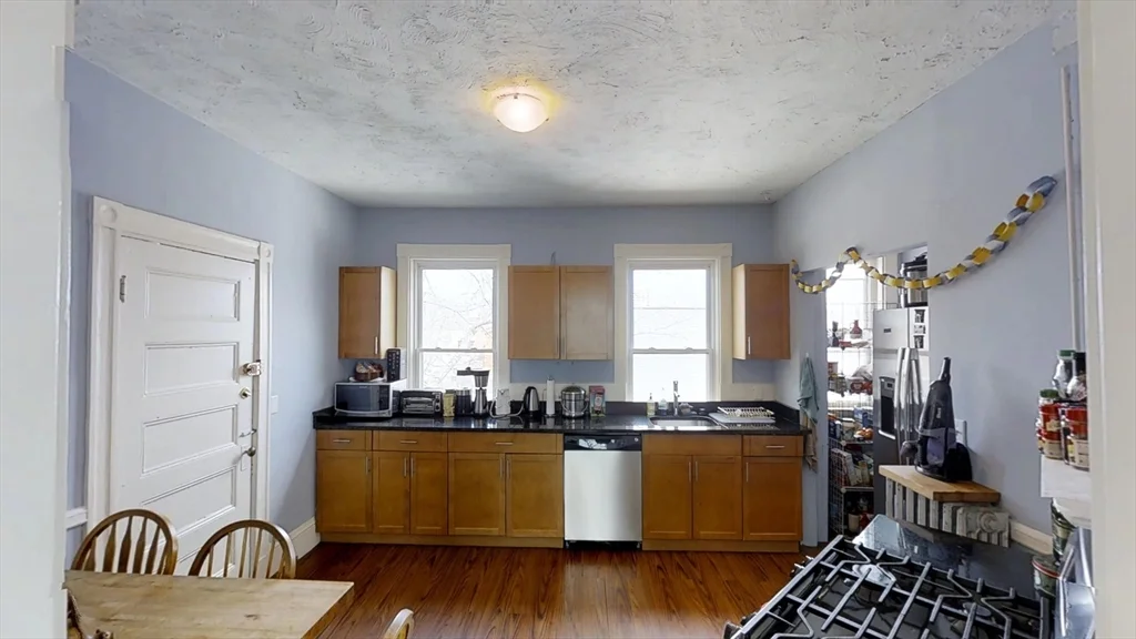 4 bed, 1 bath apartment for rent at 3 Kinnaird St Unit 1A, Central Square — photo 3 of 7
