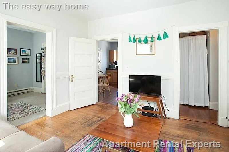4 bed, 1 bath apartment for rent at 3 Kinnaird St Unit 3, Central Square — photo 3 of 9