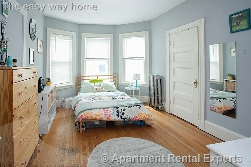 4 bed, 1 bath apartment for rent at 3 Kinnaird St Unit 3, Central Square — photo 4 of 9
