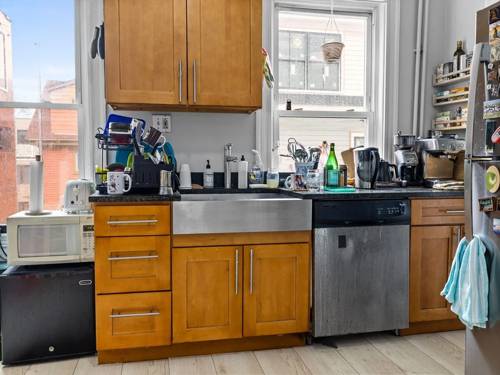 4 bed, 1 bath apartment for rent at 3 Kinnaird Unit 2, Central Square — photo 3 of 14
